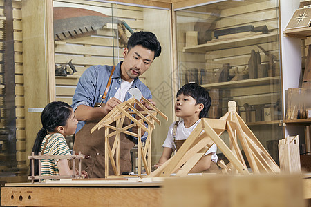木工老师给小朋友讲解榫卯结构图片