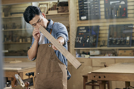 男木匠检查木材角度图片