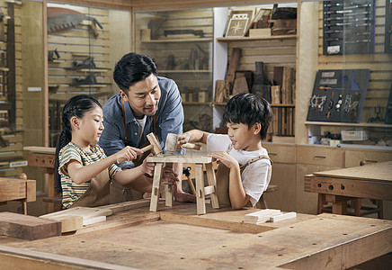手工木工木工老师指导小朋友做板凳背景