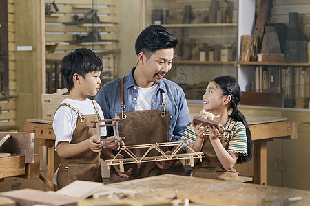【精】木匠师傅带着小朋友体验木工课图片