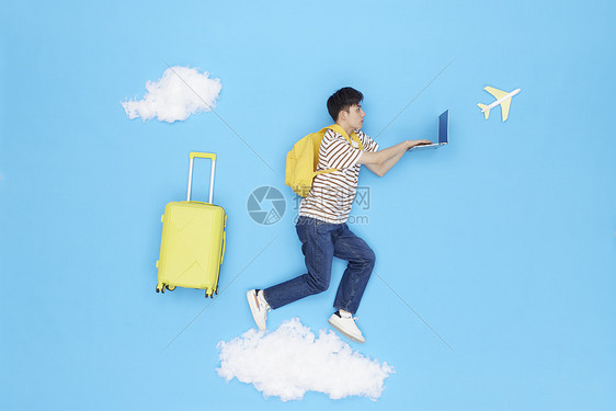 创意俯拍青年男性飞翔旅游度假图片
