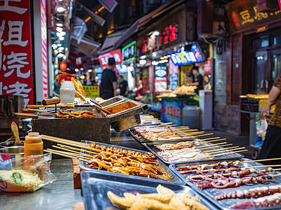 青岛劈柴院小吃街夜景图片