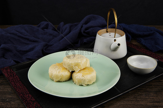 苏式月饼和陶瓷茶具静物图片