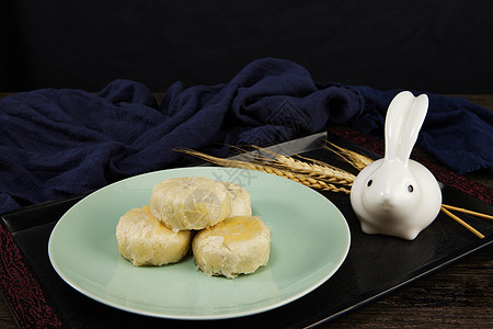 苏式月饼和陶瓷茶具静物图片
