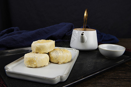 苏式月饼和陶瓷茶具静物图片