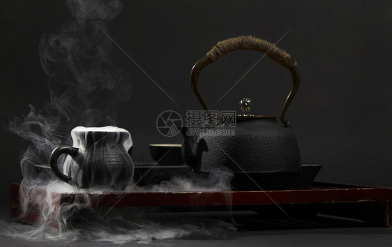 黑色陶瓷茶具正在冒烟图片