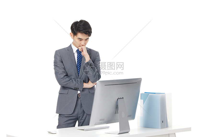 对着电脑苦恼的职场男性图片