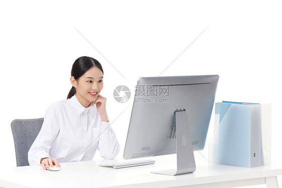 在办公桌前工作的职场女性图片