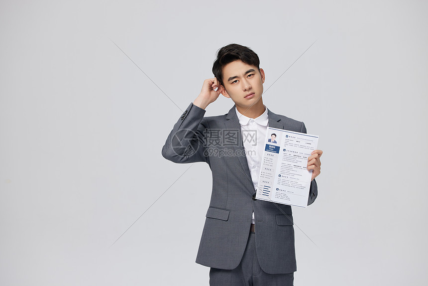 手拿简历表情苦恼的男性高清图片下载 正版图片 摄图网
