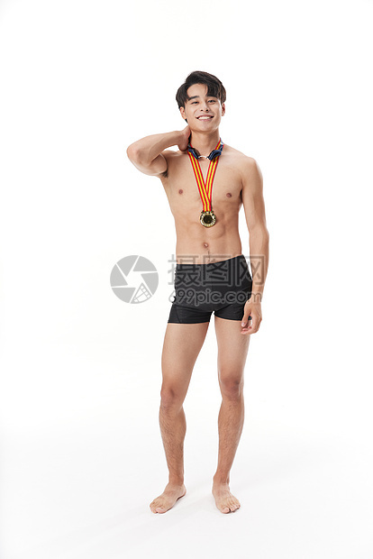 获得冠军的跳水游泳远动男性图片