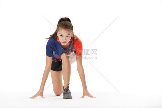 运动女性起跑动作图片