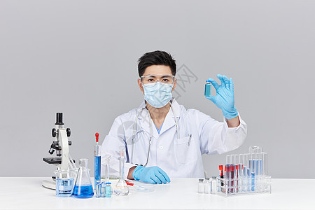 医疗研究人员手拿化学药品图片