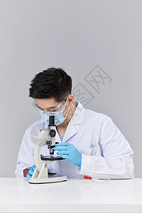 科研人员使用显微镜图片