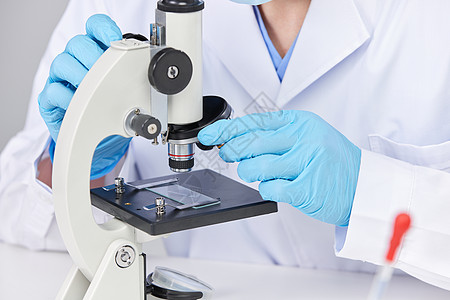 科研人员使用显微镜特写背景图片
