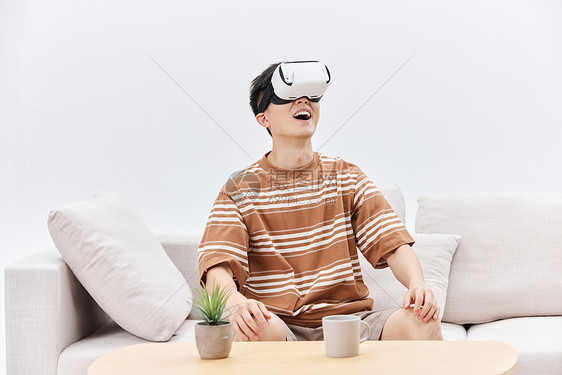 年轻男士带VR眼镜初体验图片