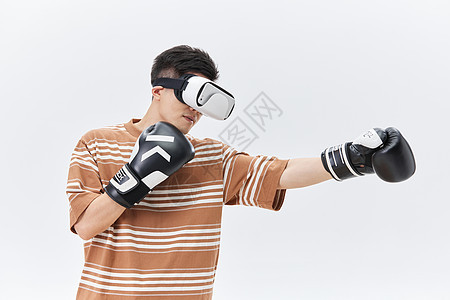 男性带vr眼镜体验拳击游戏图片