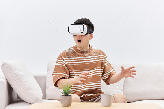 年轻男士体验VR眼镜图片