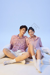 韩系甜蜜情侣坐姿形象图片素材