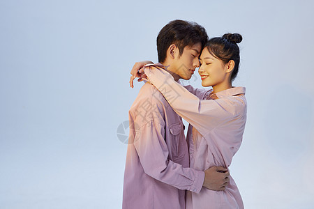 韩系男女甜蜜拥抱图片