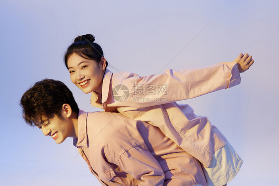 韩系甜蜜情侣形象图片