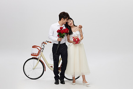 简约韩系情侣白色婚纱照图片
