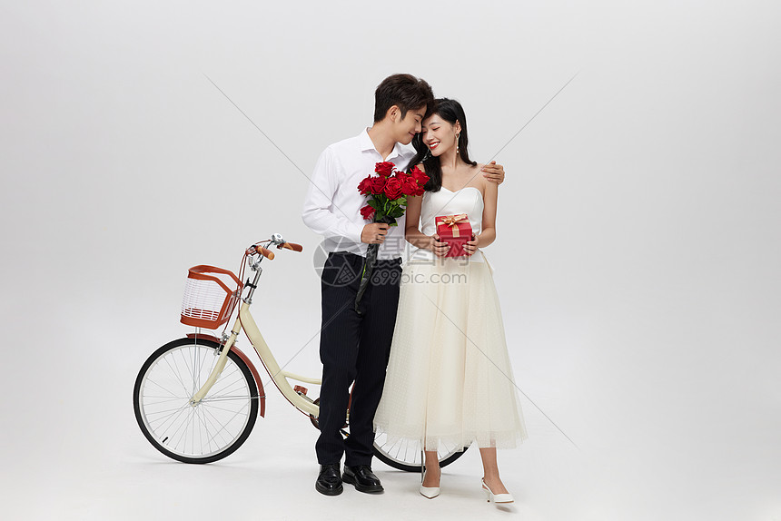 简约韩系情侣婚纱形象图片