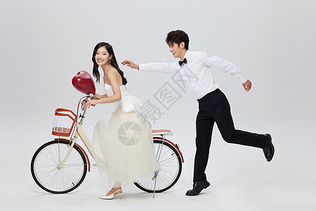 骑自行车追求的年轻情侣背景图片