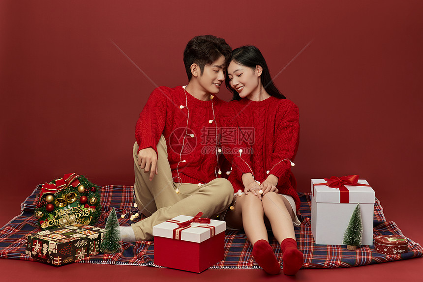 圣诞氛围年轻情侣图片