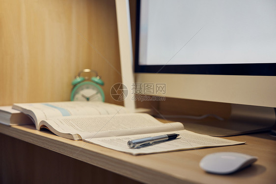 大学生宿舍书桌静物图片
