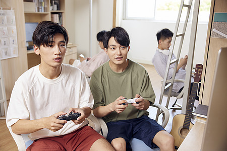 男生打游戏图片
