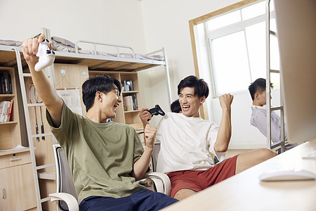 男大学生打游戏庆祝胜利图片