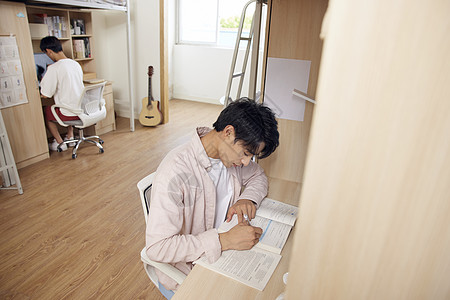 低头写作业的男大学生图片