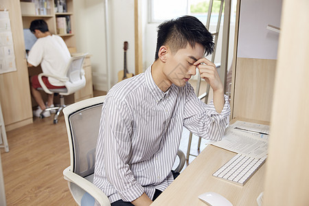 学习到疲劳的男大学生图片