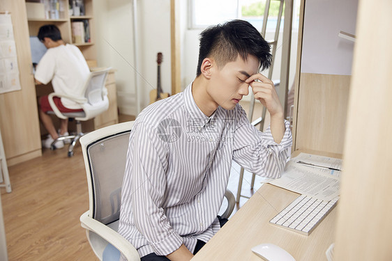 学习到疲劳的男大学生图片