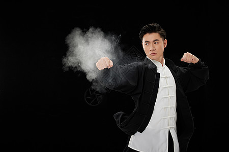 武术动作剪影高清图片秋季老奶奶养生运动公园里练太极武术功夫高清