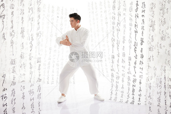 中国风男性打太极拳图片