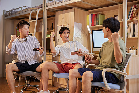 宿舍内男大学生一起玩游戏图片