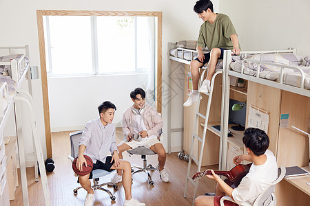 男大学生在宿舍的休闲生活图片