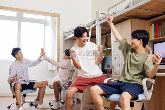 男大学生宿舍一起玩手游图片