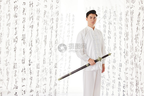 拿着剑的中国风男性形象图片