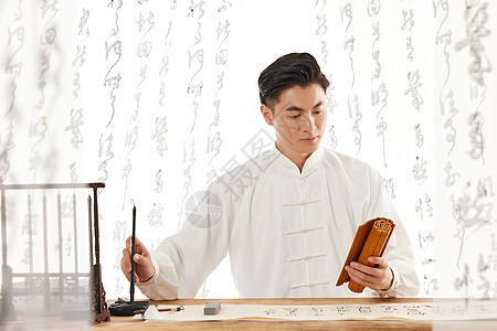 扁平竹简国学男性手拿古书竹简背景