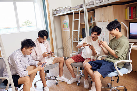 大学生宿舍男生玩手游图片