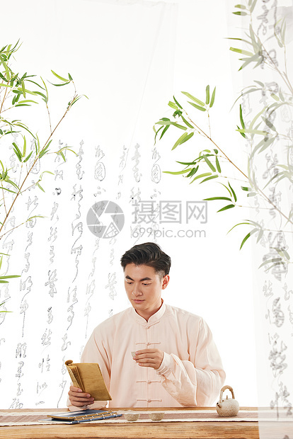 国潮男性竹林里喝茶看书图片