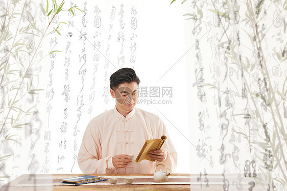 国潮男性在竹林里看古书图片