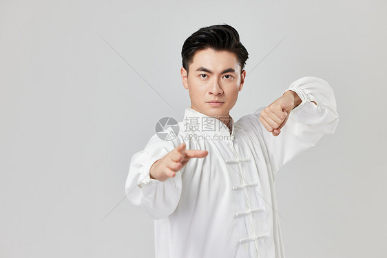 中国风男性打太极拳动作图片