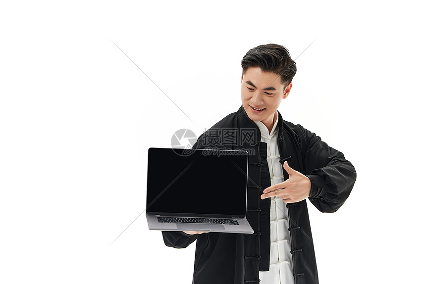 穿着唐装的男性展示笔记本电脑图片