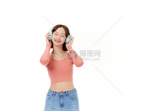 戴着耳机开心听歌的年轻美女图片