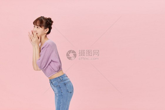 说悄悄话的可爱女青年图片