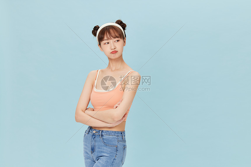 闹脾气的俏皮活力女青年图片