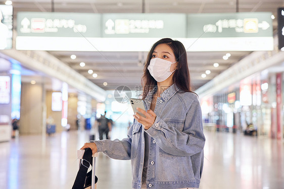 疫情期间戴口罩乘坐火车的女性图片